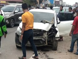 Emak-emak Pengemudi Datsun Go Tabrak Gerobak Gorengan dan 5 Motor Ojol di Johor