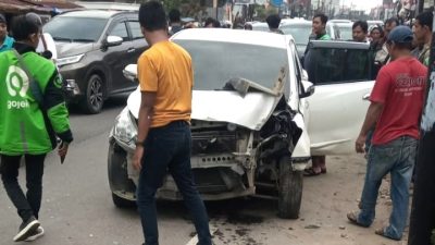 Emak-emak Pengemudi Datsun Go Tabrak Gerobak Gorengan dan 5 Motor Ojol di Johor