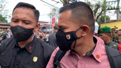 Sejumlah anggota pasukan pengaman Presiden menghalangi sejumlah jurnalis Kota Medan saat melakukan peliputan kunjungan kerja, Presiden RI Joko Widodo di Pasar Bakti, Kecamatan Medan Area.