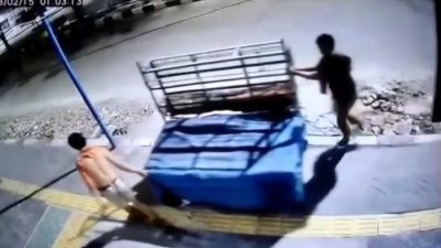 Komplotan maling gerobak pedagang es kelapa terekam kamera CCTV di Jalan Aksara, Kota Medan