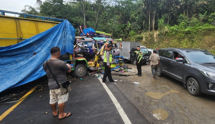 Kecelakaan lalu lintas di Desa Bingkawan, Kecamatan Sibolangit, Kabupaten Deliserdang, Jumat (10/2/2023). Bus Murni terlibat adu kambing dengan truk jagung.