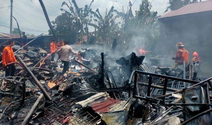 Satu gudang butut di Jalan Letnan Umar Baki, Lingkungan IV, Kelurahan Payaroba, Kecamatan Binjai Barat, Kota Binjai ludes terbakar, Sabtu (26/2/2023) siang.
