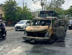 Mobil Mewah Terbakar di Jalan Gatot Subroto Medan