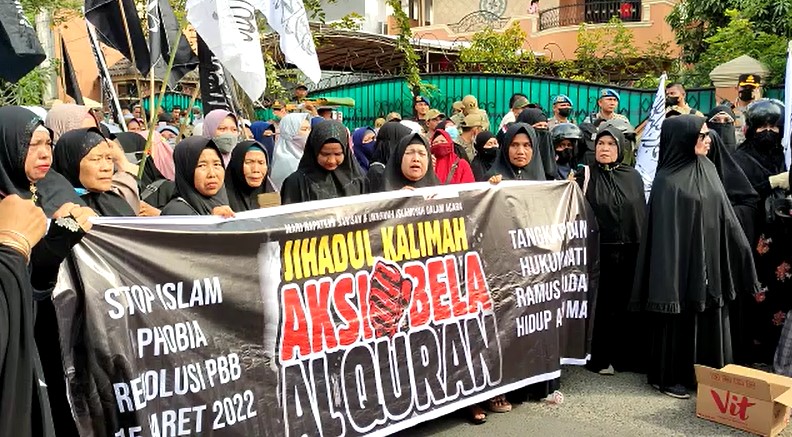 Ratusan umat Islam Kota Medan demo ke Kantor Konjen Denmark di Jalan T Amir Hamzah, Kecamatan Medan Barat, Kota Medan. Aksi ini berkaitan dengan pembakaran Alquran oleh Rasmus Paludan.