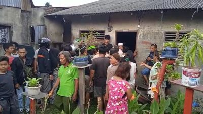 Nasipah, seorang wanita paruh baya ditemukan tewas tergantung di depan kamar rumahnya yang beralamat di tanah garapan, Jalan Selamet Ketaren, Desa Sampali, Kecamatan Percut Seituan, Kabupaten Deliserdang, Minggu (12/2/2023) sore.