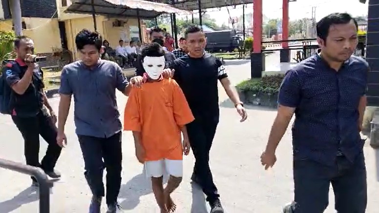 AP, remaja putus sekolah tersangka utama pembunuhan terhadap bocah 4 tahun bernama Siti Aisyah saat ditangkap Polresta Deliserdang.