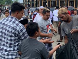 Jumat Berkah, Pemuda JN Center Bagikan Makanan ke Jemaah Masjid Raya Al Huda