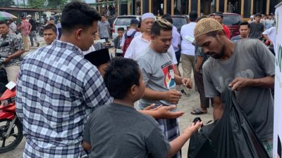 Pemuda JN Center membagikan makanan kepada jemaah di Masjid Raya Al Huda Jalan Veteran, Desa Manunggal, Kecamatan Labuhan Deli, Kabupaten Deliserdang, Jumat (24/2/2023) siang.