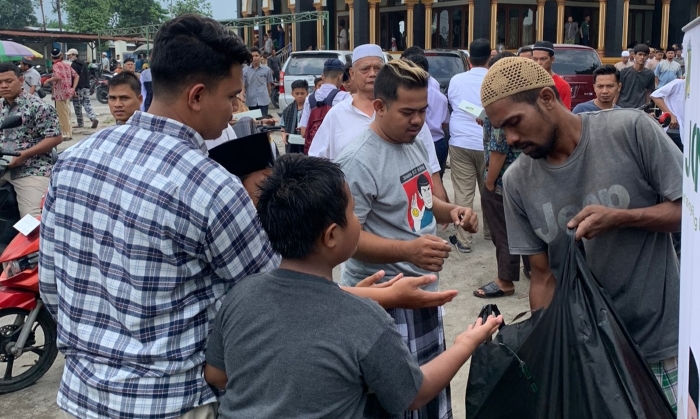 Pemuda JN Center membagikan makanan kepada jemaah di Masjid Raya Al Huda Jalan Veteran, Desa Manunggal, Kecamatan Labuhan Deli, Kabupaten Deliserdang, Jumat (24/2/2023) siang.
