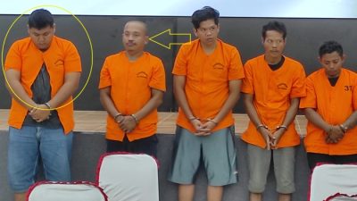 Luhur Sentosa Ginting (paling kiri), dalang pembunuhan mantan anggota DPRD Langkat , Paino setelah diamankan Polda Sumut, Senin (13/2/2023). Dalam menjalankan aksinya, Tosa Ginting membayar Dedi Bangun (tanda panah) untuk menembak mati Paino.