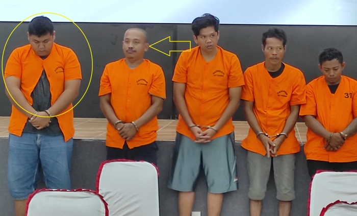 Luhur Sentosa Ginting (paling kiri), dalang pembunuhan mantan anggota DPRD Langkat , Paino setelah diamankan Polda Sumut, Senin (13/2/2023). Dalam menjalankan aksinya, Tosa Ginting membayar Dedi Bangun (tanda panah) untuk menembak mati Paino.