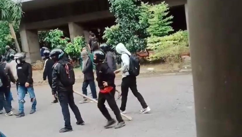 Mahasiswa Nomensen terlibat bentrok di dalam kampus, Rabu (15/3/2023) siang.