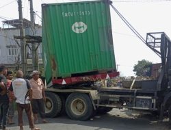Truk Kontainer Terperosok ke Parit di Karo Picu Kemacetan