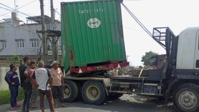 Kondisi truk kontainer terperosok ke parit di Jalan Udara, Kecamatan Berastagi, Kabupaten Karo, Kamis (16/3/2023) sore.