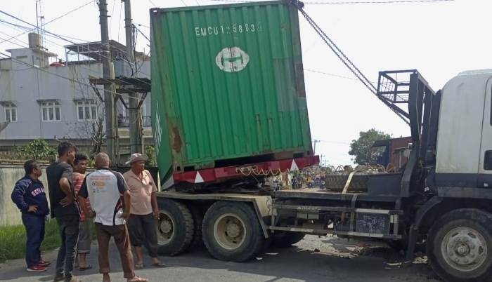 Kondisi truk kontainer terperosok ke parit di Jalan Udara, Kecamatan Berastagi, Kabupaten Karo, Kamis (16/3/2023) sore.