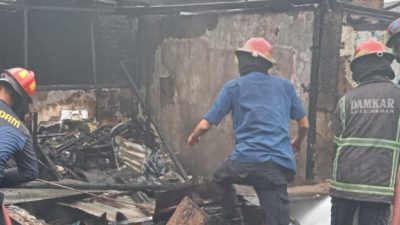 Petugas pemadam kebakaran saat berjibaku menjinakkan api di lokasi kebakaran Jalan Pipit
