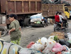 Gawat ! 3 Truk Sampah dan 2 Alat Berat ‘Terduduk’ di TPS Perumnas Mandala