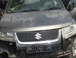 Vitara Ditabrak Kereta Api di Perlintasan Tanpa Plang, Pengemudi Luka-luka