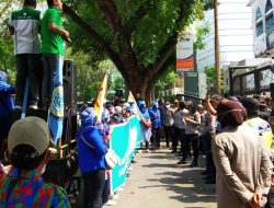 Polrestabes Medan Kawal Demo DPRD Sumut, Massa Aksi : Tolak Pengesahan Perpu Cipta Kerja