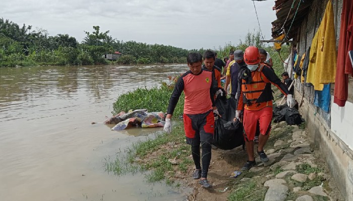 ILUSTTRASI- Basarnas Medan mengevakuasi jenazah bocah perempuan yang hanyut di Sungai Denai. Ist