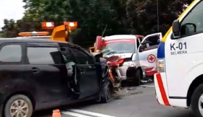 Mobil Avanza hitam terlibat tabrakan dengan mobil ambulans, Minggu (5/3/2023). Empat orang penumpang mobil Avanza luka-luka.
