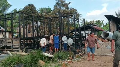 Tiga unit rumah di Dusun Rianiate, Desa Lumbanpea, Kecamatan Balige, Kabupaten Toba kebakaran, Sabtu (18/3/2023) siang. Belum diketahui dari mana sumber api.