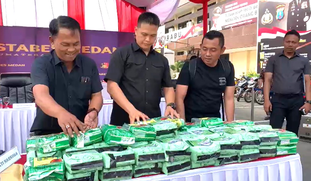 Petugas Sat Res Narkoba Polrestabes Medan menangkap dua bersaudara pemasok sabu asal Pasaman Sumatera Barat, Jumat (17/3/2023). Dalam kasus ini, polisi menyita 68 Kg sabu.