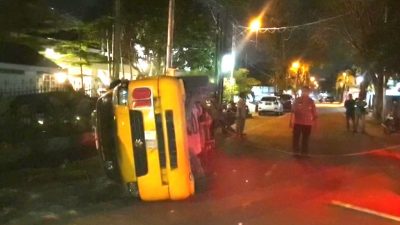 Ngebut, Mobil Toyota Raize Tabrak Angkot, Tujuh Penumpang Luka