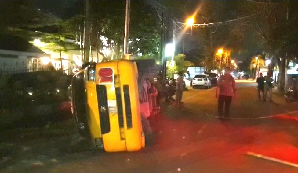Mobil Toyota Raize tabrak angkot hingga terguling di Jalan Hayam Wuruk, Kota Medan, Sabtu (4/3/2023).