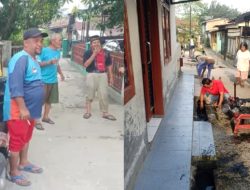 Sambut Ramadan, Warga Lingkungan XI Gotong Royong Bersihkan Drainase dan Jalan Kampung