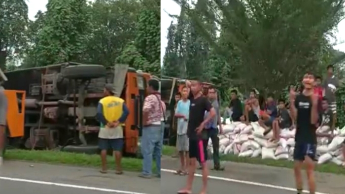 Satu truk penangkut beras terguling di perlintasan jalan tol Tanjungmorawa-Amplas, Kota Medan, Rabu (15/3/2023). Tidak ada korban jiwa dalam peristiwa ini.