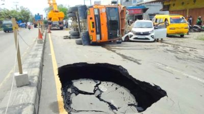 Keberadaan proyek galian pipa diduga milik PDAM Tirtanadi menyebabkan truk terguling di Jalan Medan-Binjai km 12, Desa Mulyorejo, Kecamatan Sunggal, kabupaten Deliserdang, Senin (3/3/2023) siang.