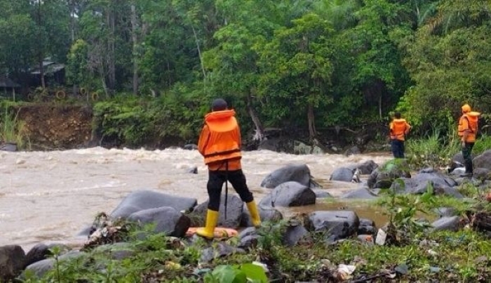 ILUSTRASI- Tim SAR saat melakukan pencarian terhadap satu diantara enam santriwati di Kecamatan Batang Tiru, Kabupaten Tapanuli Selatan yang hilang terbawa arus Sungai Parsariran, Jumat (3/3/2023)