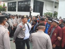 Polrestabes Medan Kawal Massa Cipayung Plus Demo Pertamina : Massa Desak Erik Tohir Mundur