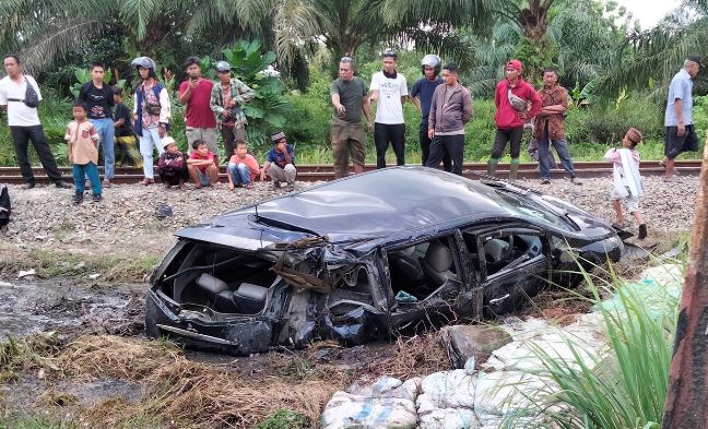 Mobil minibus dihantam kereta api di Jalan DI Panjaitan, Kecamatan Sei Tualang Raso, Kota Tanjungbalai, Selasa (11/4/2023). Korbannya adalah pasangan suami istri.