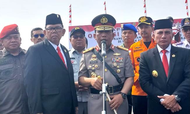 Kapolda Sumut, Irjen RZ Panca Putra Simanjuntak bersama Gubernur Sumut, Edy Rahmayadi saat memaparkan persiapan mudik lebaran, Senin (17/4/2023).