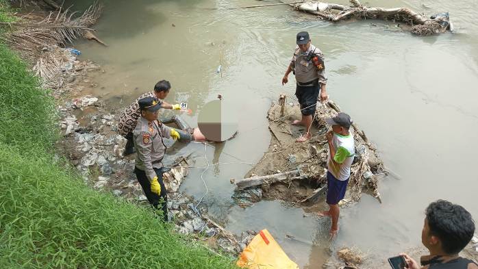 Penemuan mayat pria di Sungai Padang, Kabupaten Sergai, Jumat (14/4/2023). Korban adalah Surya Adi Putra (43) warga Jalan Hamka, Kelurahan Bulian, Kota Tebingtinggi.