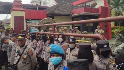 Polrestabes Medan Kawal Unjuk Rasa Kelompok Tani di Polda Sumut