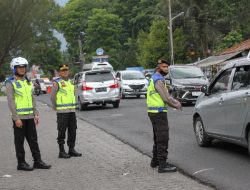 Kapolrestabes Medan Turun Langsung Atur Lalu Lintas di Jalur Wisata Medan-Berastagi