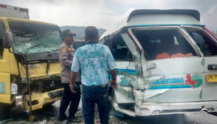 Kecelakaan lalu lintas melibatkan bus travel Parisma dan mobil boks di Kabupaten Toba