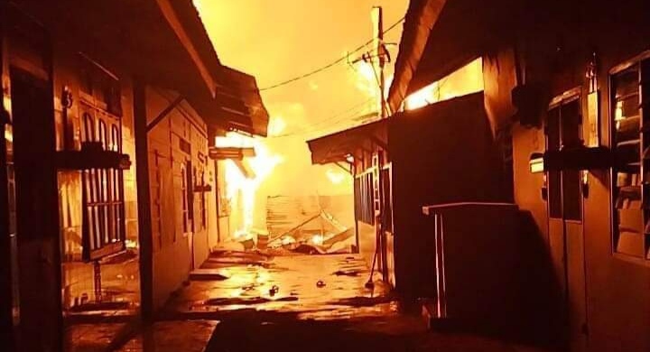 Sebanyak 18 rumah di Jalan Pertahanan, Lorong 7, Lingkungan VI, Kelurahan Pulo Brayan, Kecamatan Medan Barat, Kota Medan kebakaran, Sabtu (22/4/2023). Belum diketahui pasti dari mana sumber api.