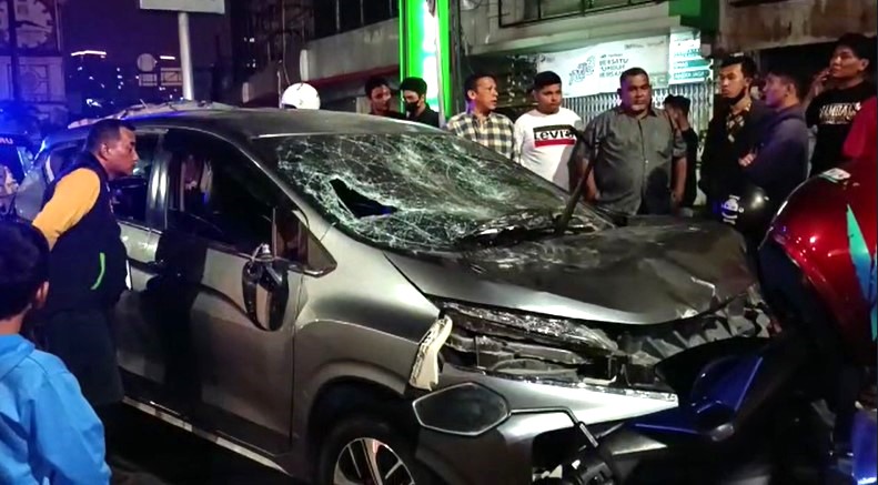 Satu unit mobil Xpander diamuk massa hingga hancur di Jalan Gatot Subroto, Kota Medan akibat tabrak lari, Kamis (13/4/2023) dinihari.