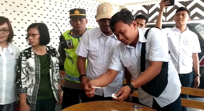Polres Samosir bersama Pemkab Samosir melakukan tes urine terhadap nakhoda KM Ihan Batak, Rabu (20/4/2023) kemarin. Polisi turut menyiagakan personel di sejumlah lokasi objek wisata.