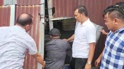 Penyidik Dit Reskrimsus Polda Sumut saat menggeledah gudang solar milik AKBP Achiruddin Hasibuan, Kamis (27/4/2023).