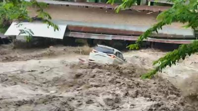 Satu unit mobil jenis minibus terseret arus banjir bandang di lokasi pemandian wisata Sembahe, di Desa Sembahe, Kecamatan Sibolangit, Kabupaten Deliserdang, Minggu (30/4/2023).