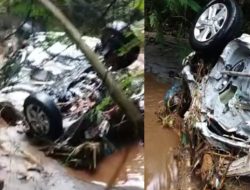 Banjir Bandang Hanyutkan Mobil Minibus, Ditemukan Dalam Kondisi Hancur