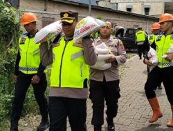 Aksi Peduli, Wakapolrestabes Medan Serahkan Bantuan Kapolda Sumut kepada Korban Banjir Bandang