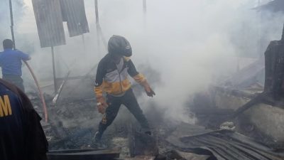 Tiga rumah terpaksa dibongkar setelah dua rumah kebakaran di Desa Lae Hole, Kecamatan Parbuluan, Kabupaten Dairi, Senin (15/5/2023)