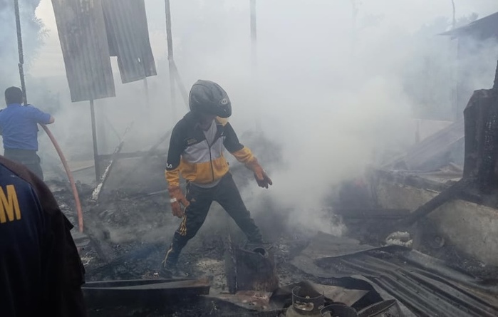 Tiga rumah terpaksa dibongkar setelah dua rumah kebakaran di Desa Lae Hole, Kecamatan Parbuluan, Kabupaten Dairi, Senin (15/5/2023)