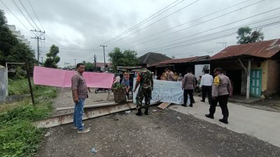 Warga Jalan Umar Baki, Kelurahan Payaroba, Kecamatan Binjai Barat, Kota Binjai melakukan pemblokiran jalan